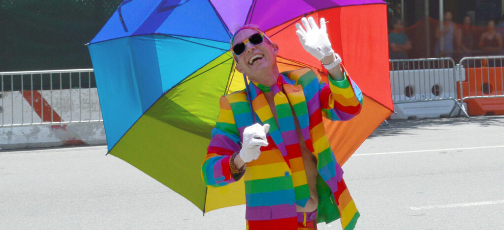 Schwuler Mann in Regenbogenfarben